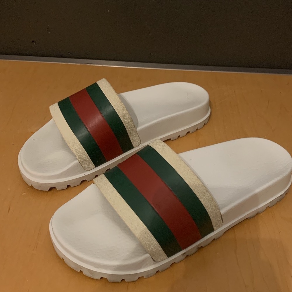 Gucci Slides - size 8 (men)

Men’s Web Signature Stripe Slide Sandals